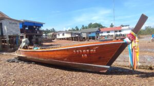 Fishing boat on the beach at Hau-Laem (หัวแหลม)